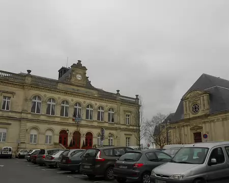 PXL069 Hôtel de Ville de Laon et la Mairie annexe (ancienne église St-Rémi au Velours (XVIIè siècle)