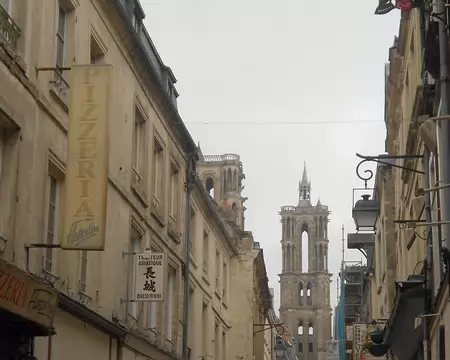 PXL080 Rue Châtelaine et la Cathédrale