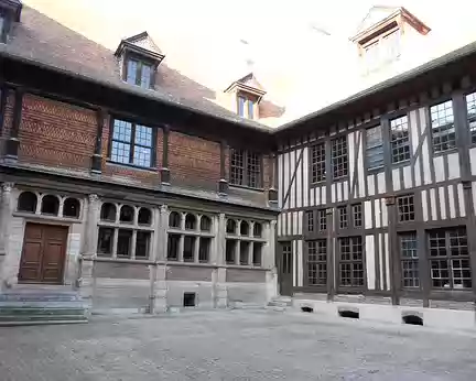 PXL052 La Maison de l'Outil et de la Pensée Ouvrière présentant une collection de 10 000 outils de façonnage à main (bois, fer, cuir, pierre des XVIIè au XIXè siècles