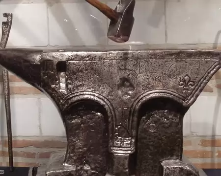 PXL093 le marteau et l'enclume