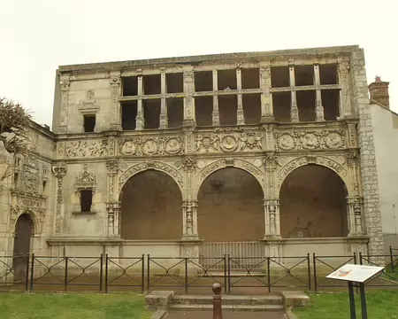 PXL009 Derrière l’Hôtel de Ville , une façade Renaissance étonnamment sculptée et ornée de médaillons à portraits, appelée « la Maison François I er » datant du XVI°...