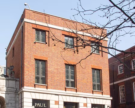 Boulangerie Paul, place St Paul, Londres, mars 2012 Boulangerie Paul sur la Place St Paul