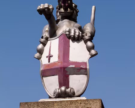 CK12RW52_024 Gardien du pont menant à la City