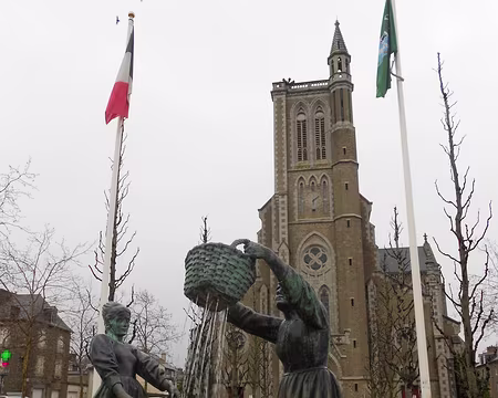 PXL044 Sculpture de deux laveuses d'huîtres symbolisant le travail des femmes cancalaises au début du XXè siècle.
