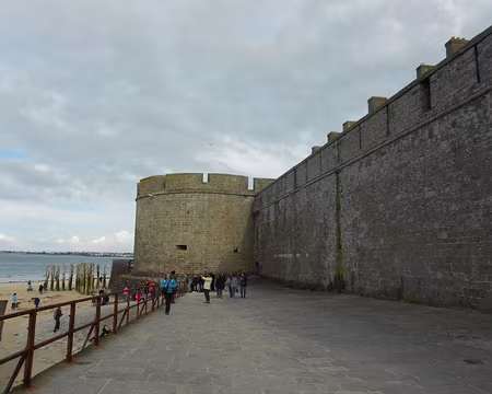 PXL095 Les remparts construits à partir du XIIè siècle, puis restaurés et agrandis de 1708 à 1742