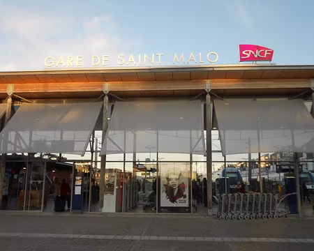 PXL107 Gare de Saint-Malo (2005). Fin de rando sous le soleil - Merci à Alain.