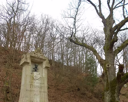 PXL019 Stèle érigée en 1897 à Léon-Germain Pelouse...