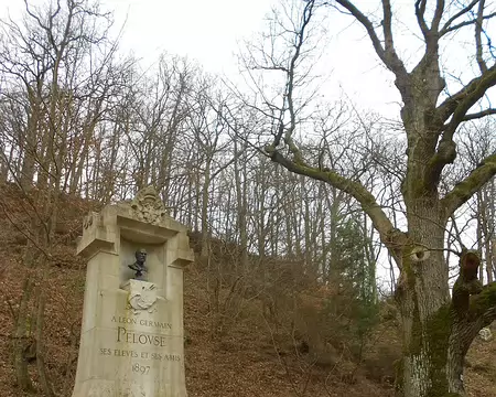 PXL019 Stèle érigée en 1897 à Léon-Germain Pelouse...