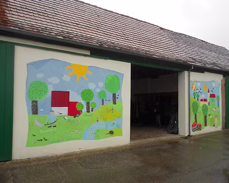 PXL092 Pause matinale au sec sous le préau joliment décoré par les petis écoliers.