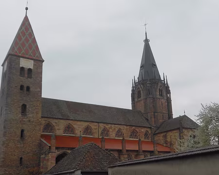 PXL106 A gauche, tour-clocher de style roman