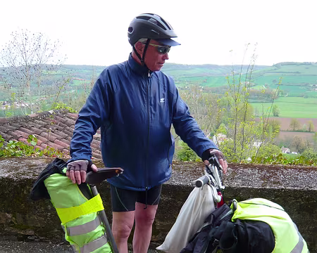 PXL148 Un pélerin de Saint-Jacques, belge, sur son vélo pliant anglais !