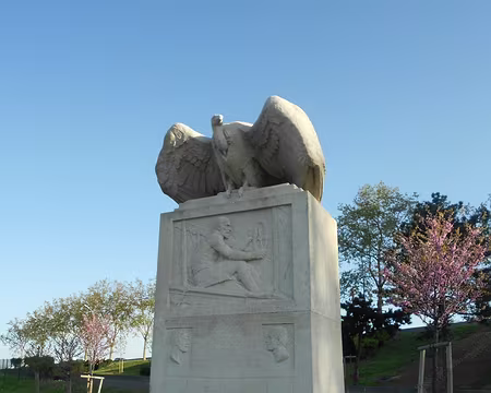 PXL000 Monument en l'honneur de Farman (1874-1958), aviateur français qui effectua le 13 janvier 1908 le premier vol en circuit fermé d'un kilomètre au dessus du...