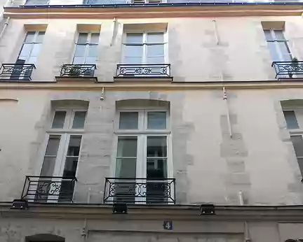 PXL006 Célèbre cinéma d'art et d'essai ; dans cet immeuble habitait le médecin de Louis XIV, rue Christine.