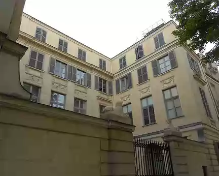 PXL024 Rue Férou, entrée de l'Hôtel de Luzy surveillée par deux sphinx.