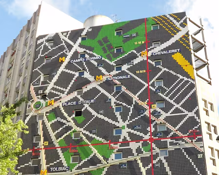 PXL029 ...dont la façade est recouverte par un décor représentant un gigantesque plan du 13è arrondissement.