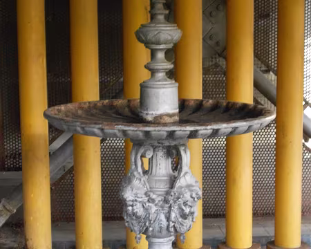 PXL030 Fontaine au rez-de-chaussée de cet immeuble datant de 1986.