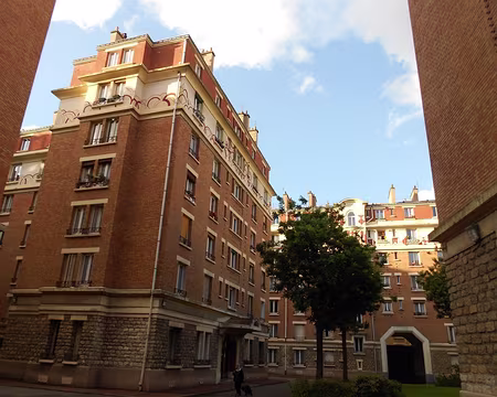 PXL035 Immeubles en brique des années 30.