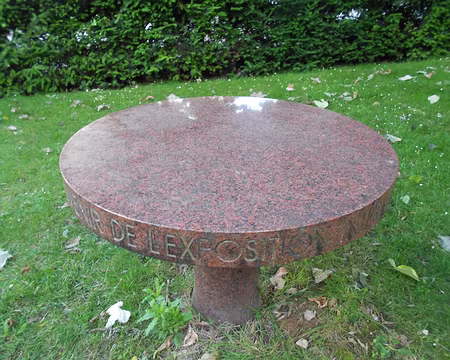 PXL038 Table de porphyre, don de la Finlande à la France lors de l'Exposition Universelle de 1937.
