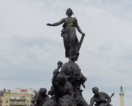 PXL001 ...La République debout sur un globe...