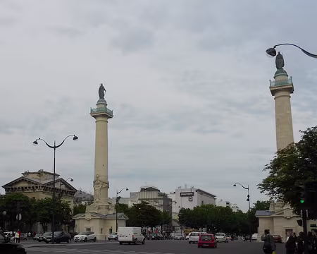 PXL003 Les deux colonnes couronnées en 1843 des effigies de Saint-Louis et de Philippe-Auguste.