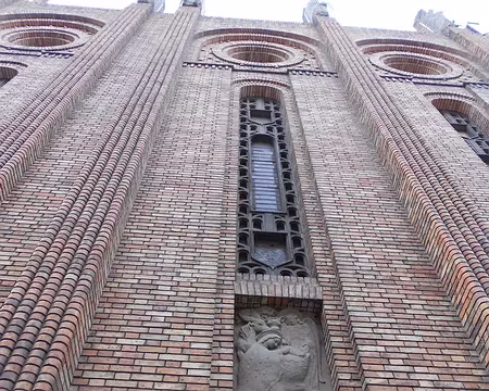 PXL028 ...recouvert de brique rouge.