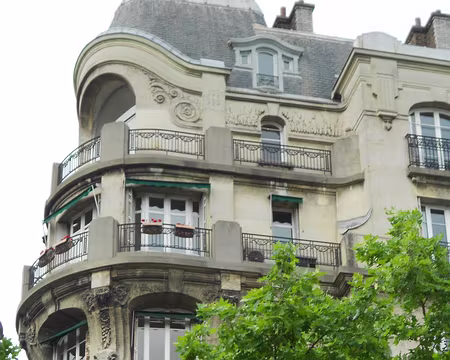 PXL029 Rue Lamblardie, immeubles Art déco présentant des ornements de têtes de béliers...