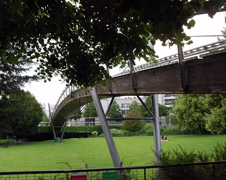 PXL043 La passerelle enjambe la pelouse...