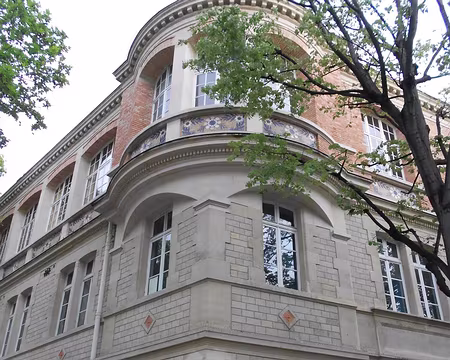 PXL054 ...contemporain de la Mairie.