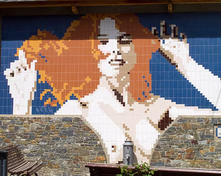 CK12RW53_13 Est ce une spécialité Espagnole de mettre un robinet entre deux seins ?