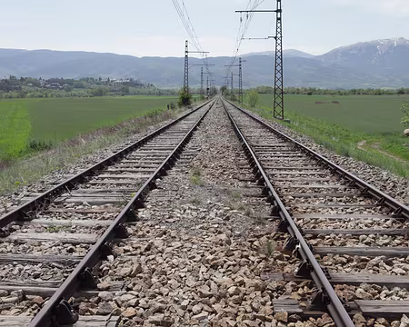 IMG_3827 et voies ferrées : française à gauche (écartement de 1 435 mm), espagnole à droite (écartement de 1 668 mm)