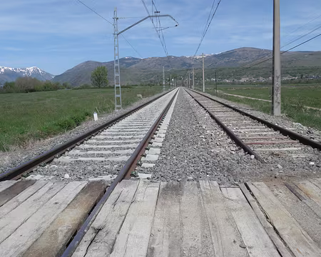 PXL001 entre Latour-de-Carol et Puigcerda. Voie de gauche espagnole et plus large et voie de droite française.