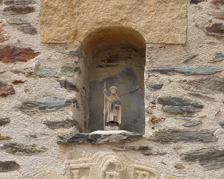 PXL010 détail du porche de l'église de Nahuja, sur un des chemins de Saint Jacques.