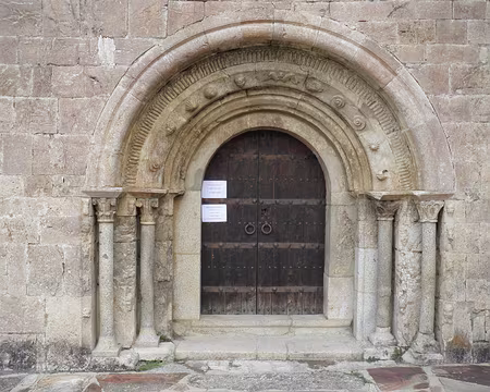 PXL019 le porche de l'église de Llo.