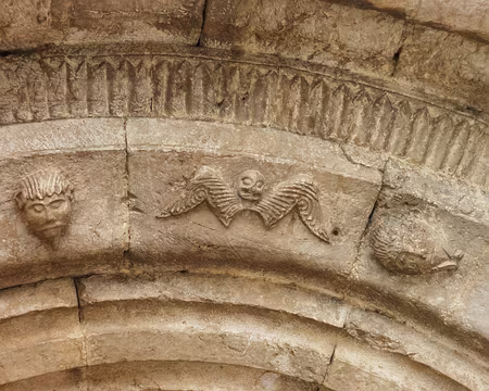 PXL020 détail du porche de l'église de Llo