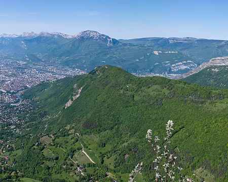 PXL007 Vue panoramique de Grenoble avec le Vercors en arrière-plan