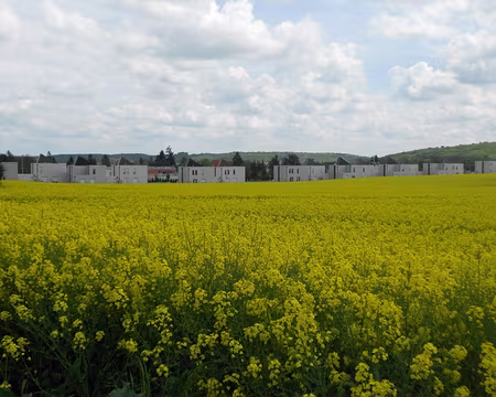 PXL025 Etrechy et ses nouvelles habitations modernes.