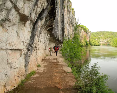 PXL198 Creusé en 1847, l'ouvrage s'étend sur un kilomètre, entre St-Cirq-Lapopie et Bouziès.