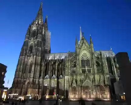 PXL000 à la sortie de la gare de Cologne, on peut admirer la cathédrale