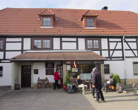 PXL021 A la sortie de Lohmen, pause gourmande à la boulangerie