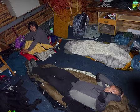 PXL198 pas de tente à monter ce soir, le patron nous prête la cabane de la remontée mécanique