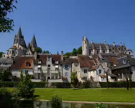 PXL003 La Collégiale St-Ours et le Logis royal du XIVè s. complété par un bâtiment au décor de style gothique