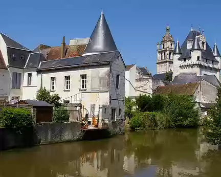 PXL006z1186 L'Indre, la Tour des Cordeliers (carrée) du XVè siècle et la Tour St-Antoine (52 m. de haut) datant du XVIè siècle.