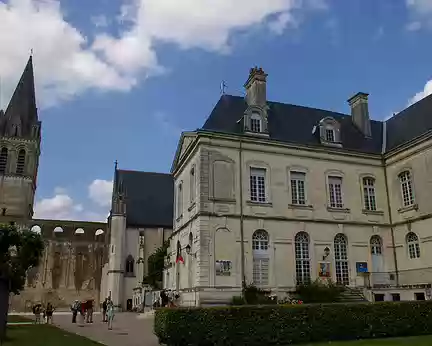 PXL031 Le bâtiment conventuel de style classique est occupé par l'Hôtel de Ville.