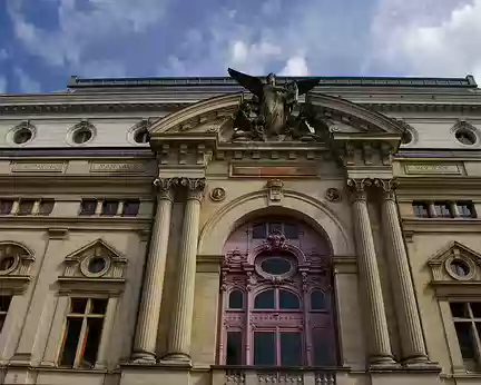 PXL065 ...sur le côté du Grand Théâtre de Tours, inauguré en 1889. Façade inspirée de l'Opéra Garnier.