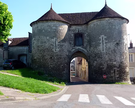 PXL037 Arrivée ensoleillée à Joigny