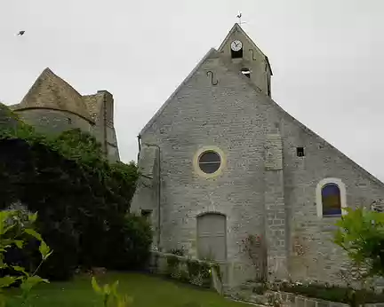 PXL023 A gauche de l'Eglise, le Manoir et ferme fortifiée de la Louvetière, XIIè siècle...