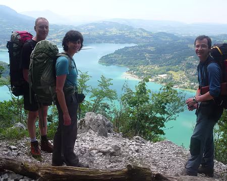 PXL002 Une petite trouée laisse apparaître le lac d'Aiguebelette...