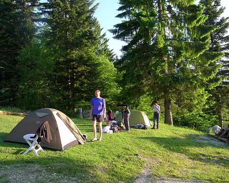 PXL004 Fin de journée. Installation du campement, ...