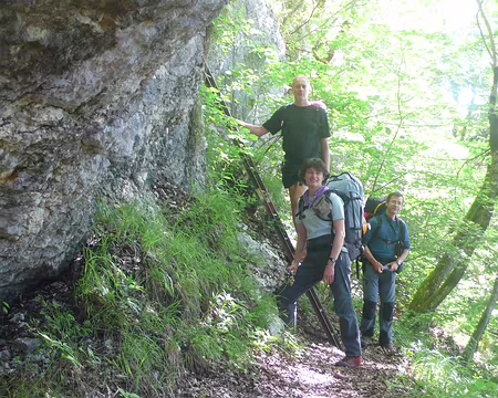 PXL007 Début de la montée au Mont du Chat par les échelles de Chateau-Richard. Tout le monde a le sourire.