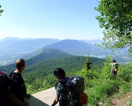 PXL011 Pause contemplative au dessus de lac d'Aiguebelette.